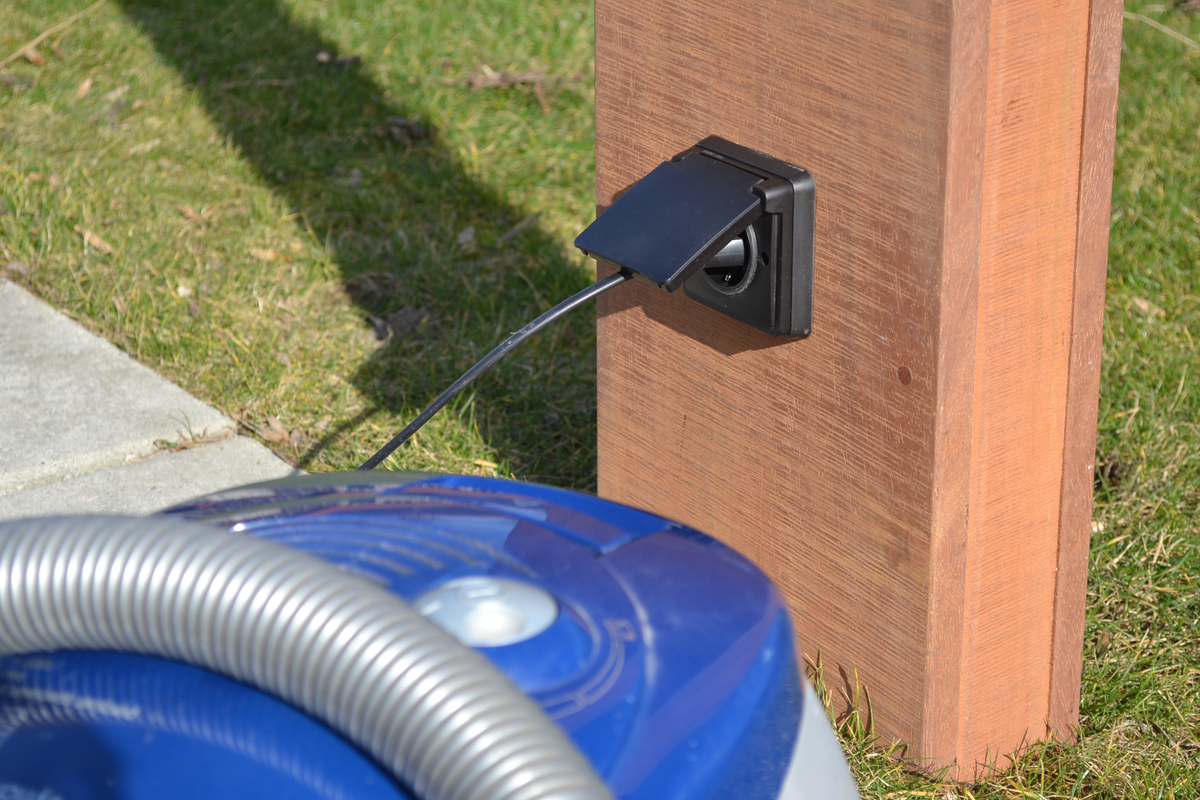 ChargeXpert Azobe hardwood charger pole with wall socket - view 8